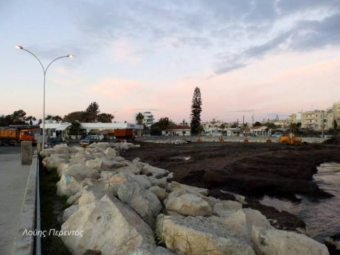 Κάνει κρύο αλλά το συνεργείο του Δήμου Λάρνακας συνέχισε άλλο ένα πρωινό την δουλειά του και οφείλουμε να λέμε και να γράφουμε και τα καλά τους…