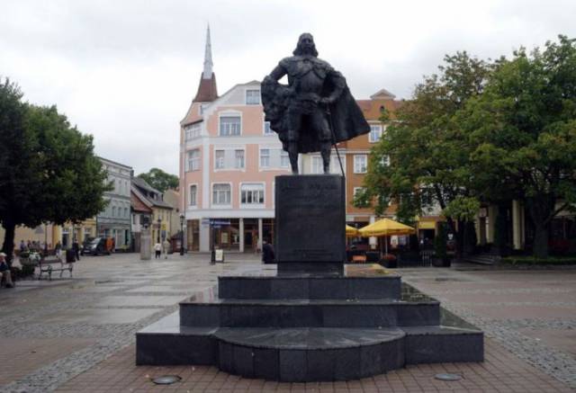 snow_transforms_this_statue_into_darth_vader_640_03.jpg