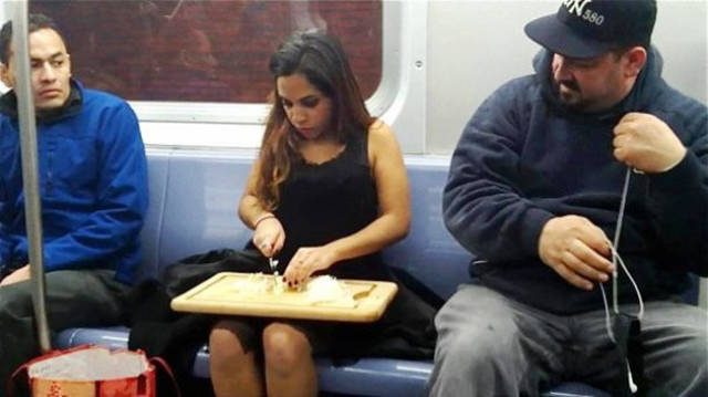 the_most_outlandish_things_you_will_ever_see_on_the_nyc_subway_640_17