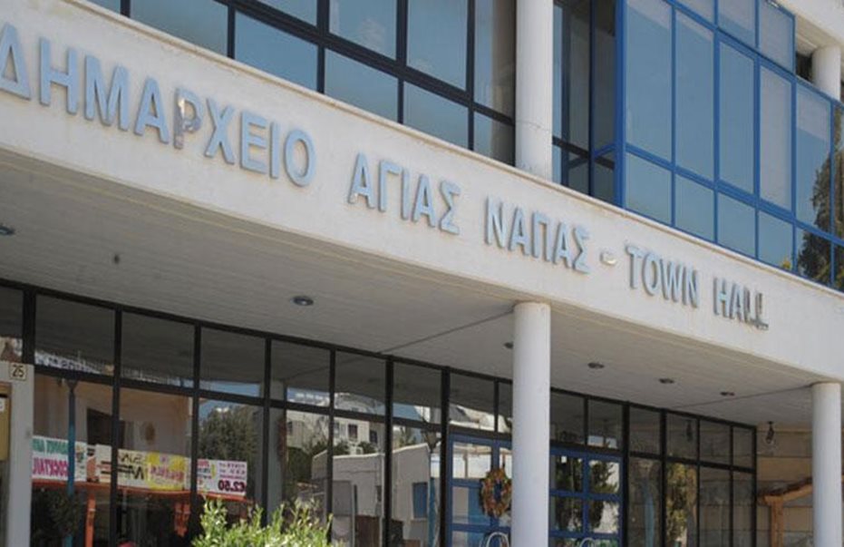 Δήμος Αγίας Νάπας: Αφαιρεί τις μη αδειούχες διαφημιστικές πινακίδες, επιβάλλεται και στη Λάρνακα, Δήμαρχε…