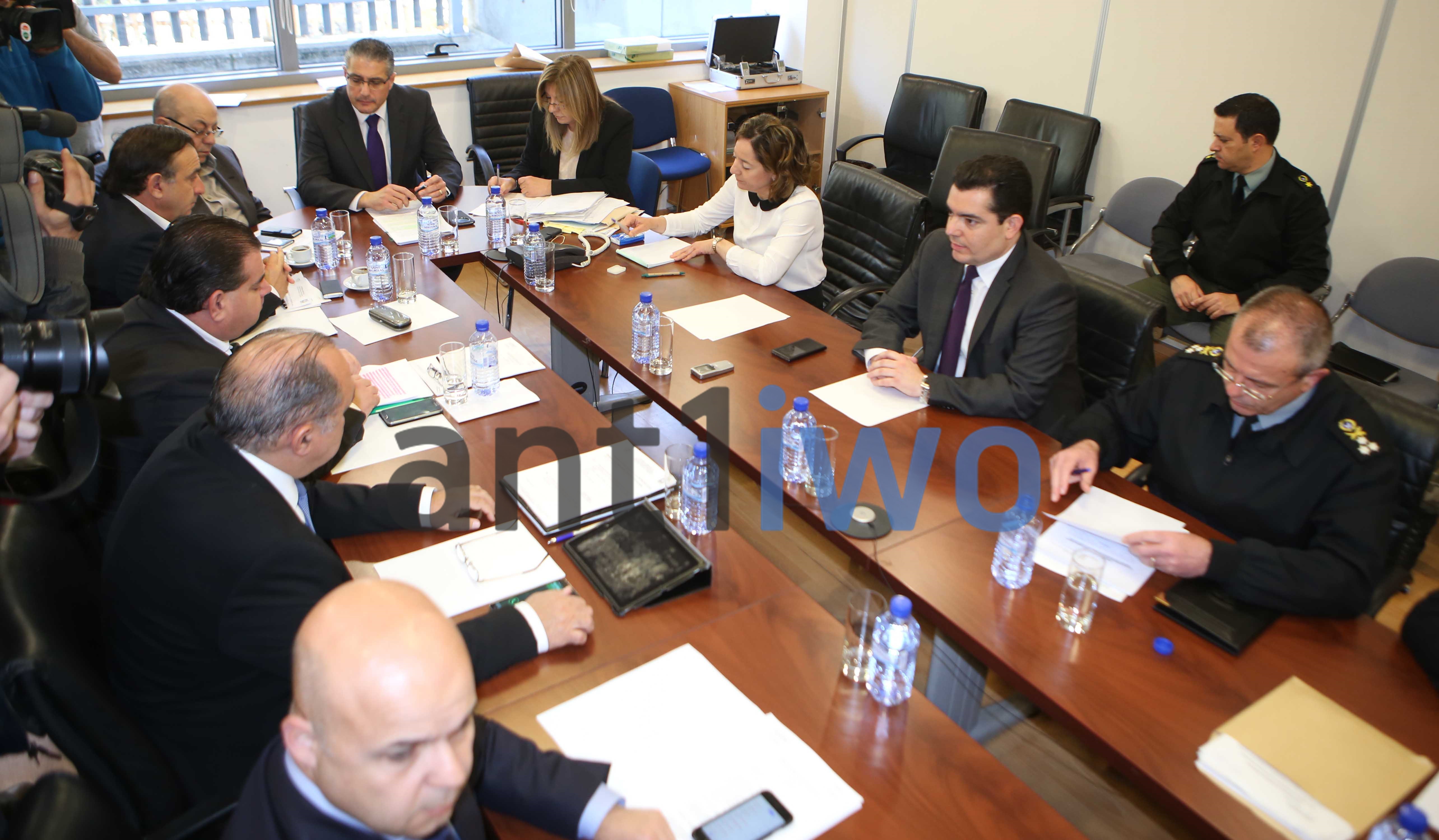 Ο ΥΠΑΜ ενημέρωσε Βουλή & κόμματα για μείωση θητείας