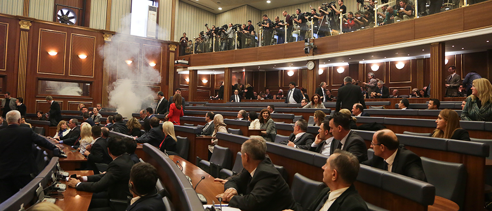 AP - Κόσοβο - βουλή - κοινοβούλιο - δακρυγόνα - αντιπολίτευση