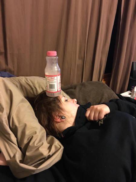 guy_plays_stacking_game_on_his_girlfriend_when_she_refuses_to_wake_up_640_02.jpg