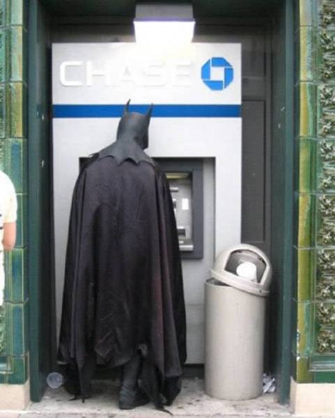 Σκηνές απείρου κάλλους μπροστά σε ATM