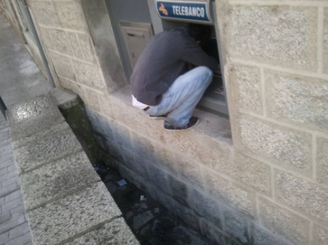 i_bet_you_didnt_think_you_could_see_something_like_this_at_an_atm_machine_640_02