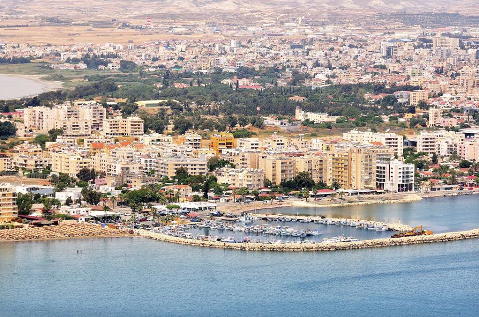 Kastela Beach: Πώς ήταν, πώς έγινε, πόσο άλλαξε και γιατί ονομάστηκε έτσι μια από τις πιο hot παραλίες του καλοκαιριού στη Λάρνακα (pics)!