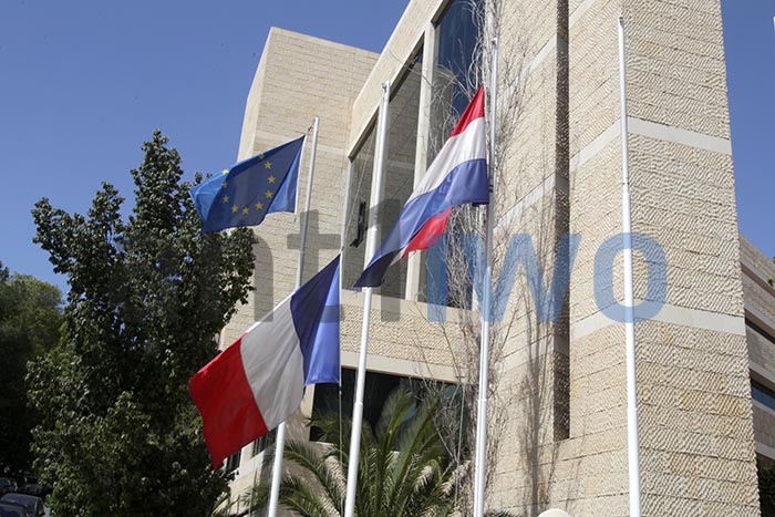 Μεσίστιες οι σημαίες και στην Κύπρο