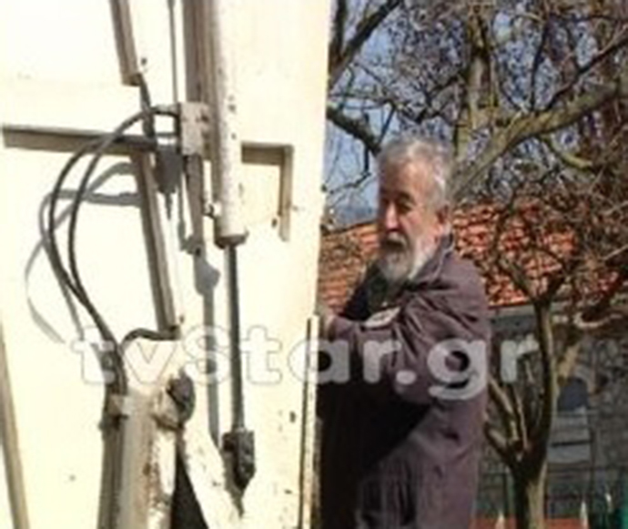 Ο δήμαρχος μαζεύει τα σκουπίδια ελλείψει υπαλλήλων καθαριότητας