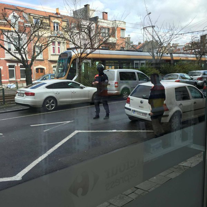 Δραματικές εικόνες από τον αφοπλισμό υπόπτου σε στάση λεωφορείου (Video)