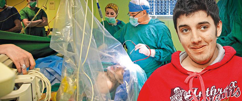 Συζητούσε με τον γιατρό ενώ εγχειριζόταν στον εγκέφαλο [εικόνες]