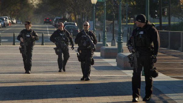 Πυροβολισμοί στο Καπιτώλιο των ΗΠΑ – Αποκλεισμός σε Λευκό Οίκο και Κογκρέσο