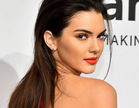 Σπυράκια στην πλάτη; Εξαφάνισέ τα όπως η Kendall Jenner!