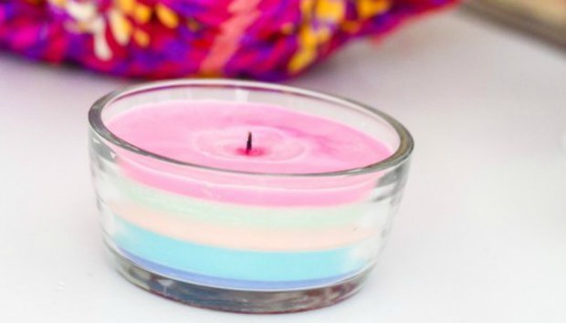 Ρομαντικό DIY: Φτιάξτε χρωματιστά κεριά στο λεπτό