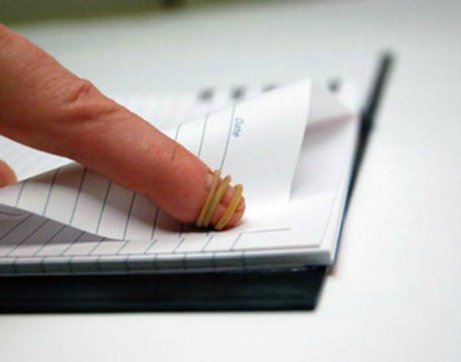 Αν ανατριχιάζετε στο γύρισμα σελίδων μπορείτε πολύ απλά να δέσετε ένα λαστιχάκι στο δάχτυλό σας.