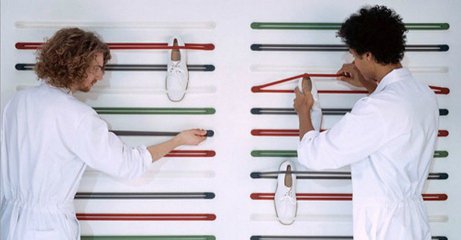 Τα ελαστικά straps της φωτογραφίας τοποθετούνται εύκολα στον τοίχο και εκεί μπορείτε να στερεώνετε τα παπούτσια σας. 