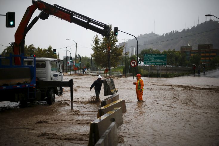 2016-04-17T184402Z_126252000_GF10000385753_RTRMADP_3_CHILE-RAINS
