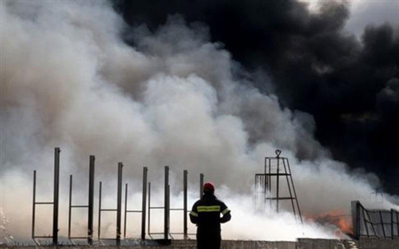 Πυρκαγιά στο Αμβροσία στην Αραδίππου – Μικρή διαρροή φωσφορικού οξέως!