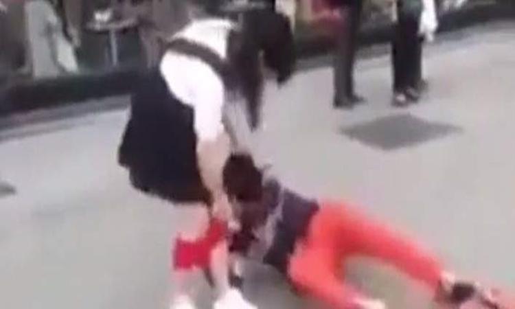 Τον απάτησε και της κατέβασε το εσώρουχο δημοσίως για εκδίκηση! (video)