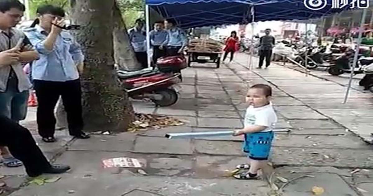 Μικρούλης χτυπάει τους αστυνομικούς για να μη συλλάβουν τους γονείς του!