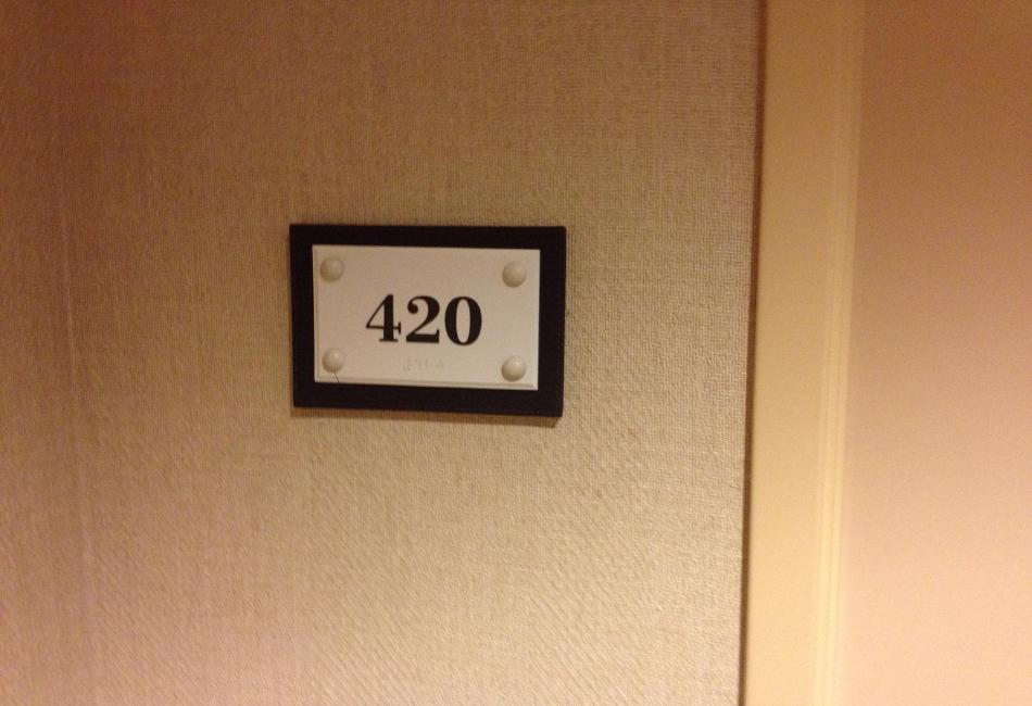 Γιατί τα ξενοδοχεία αποφεύγουν να έχουν δωμάτια με τον αριθμό 420;