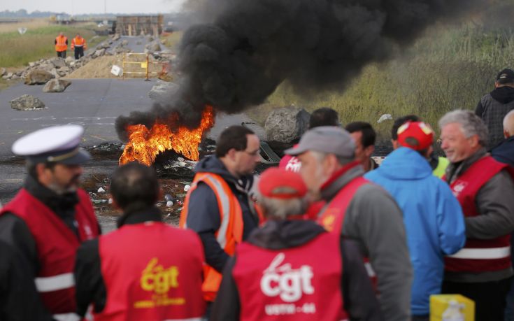 2016-05-25T095818Z_1799037967_LR1EC5P0ROV1R_RTRMADP_3_FRANCE-POLITICS-PROTESTS-OIL.jpg