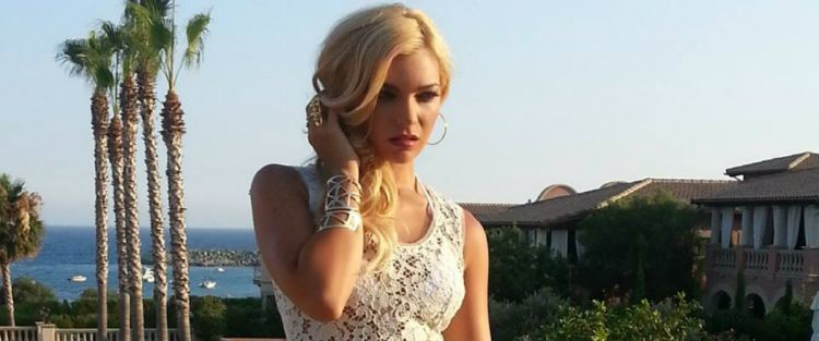 Η Καραντώνη στη θάλασσα! Δείτε πώς εμφανίστηκε στην παραλία!