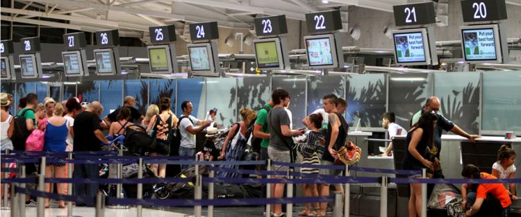 Επιβάτης ταξίδευε με νεύρα: Τα πήρε στο κρανίο και επιτέθηκε εναντίον του Αστυνομικού Διευθυντή του αεροδρομίου Λάρνακας!