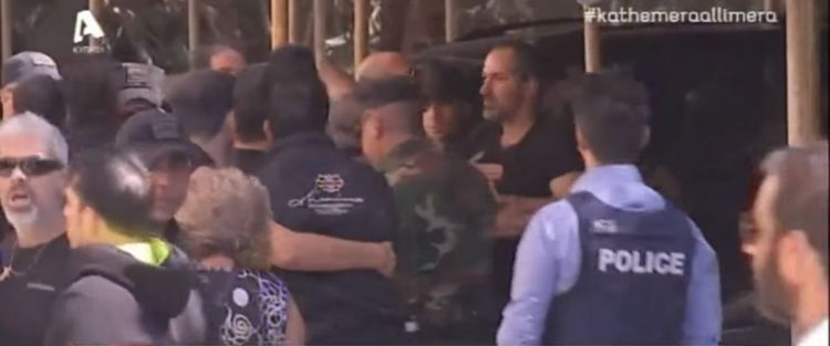 H στιγμή προπηλακισμού του Ξιούρουππα στο δικαστήριο (video)!