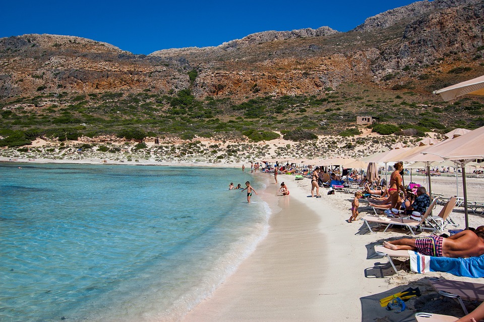Αλήθειες και ψέματα για τα αντηλιακά -Πόσο πρέπει να βάζουμε, πότε και ποια είναι τα καλύτερα [εικόνες]
