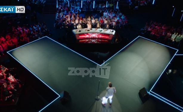 X Factor – Chair Challenge: Ανατροπή! Τον πέρασε πρώτο και έπειτα έδωσε την καρέκλα του σε άλλον!