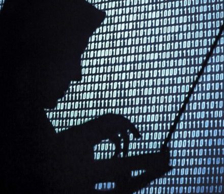 Παρέμβαση του ηλεκτρονικού εγκλήματος για τα σεξουαλικά μηνύματα Κύπριου παρουσιαστή σε νεαρή