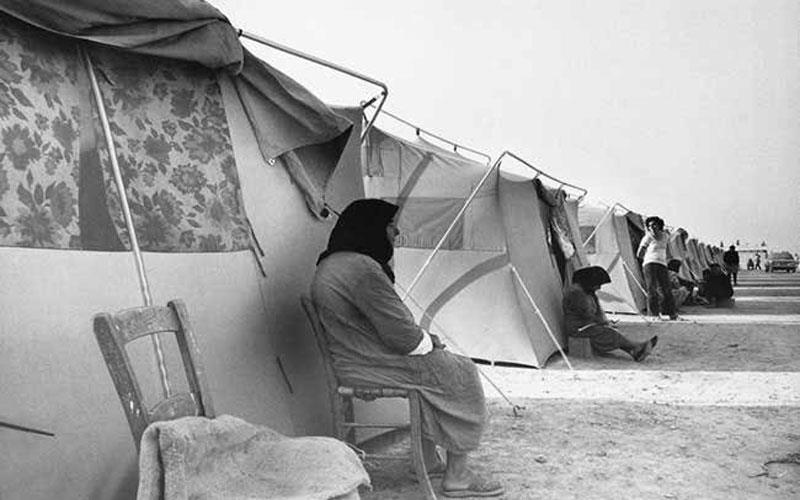 Πάσχα 1975 στην προσφυγιά: Χιλιάδες Ε/κ στοιβαγμένοι σε αντίσκηνα στη Λάρνακα, υπό αντίξοες συνθήκες