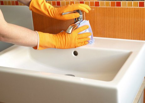 Καθαρίστε καλά όλες τις επιφάνειες με νερό και ξίδι.