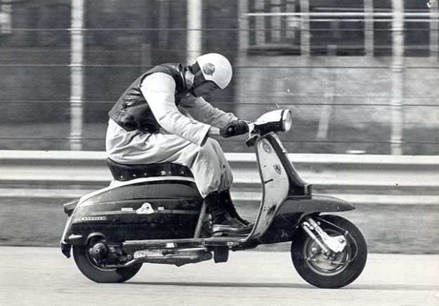 Ιδιοκτήτες Vespa και Lambretta του νησιού ενωθείτε!