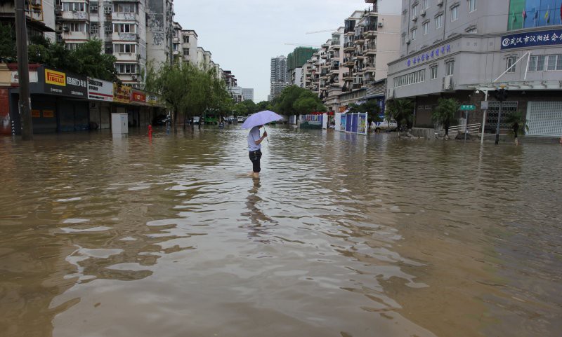 2016-06-19T131040Z_1681992051_S1AETKUQTCAA_RTRMADP_3_CHINA-FLOODS.jpg