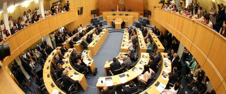 Βουλή: Τα αλλάζουν τώρα! Δεν θα αποκόπτουν από τους μισθούς των βουλευτών – Αυξάνουν από πάνω και τους συνεργάτες
