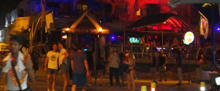 Χαμός στην Αγία Νάπα: Άγριες συμπλοκές με θύματα 23χρονο και 41χρονη, ευτυχώς τέτοια δεν είδαμε φέτος στο Μακένζι!