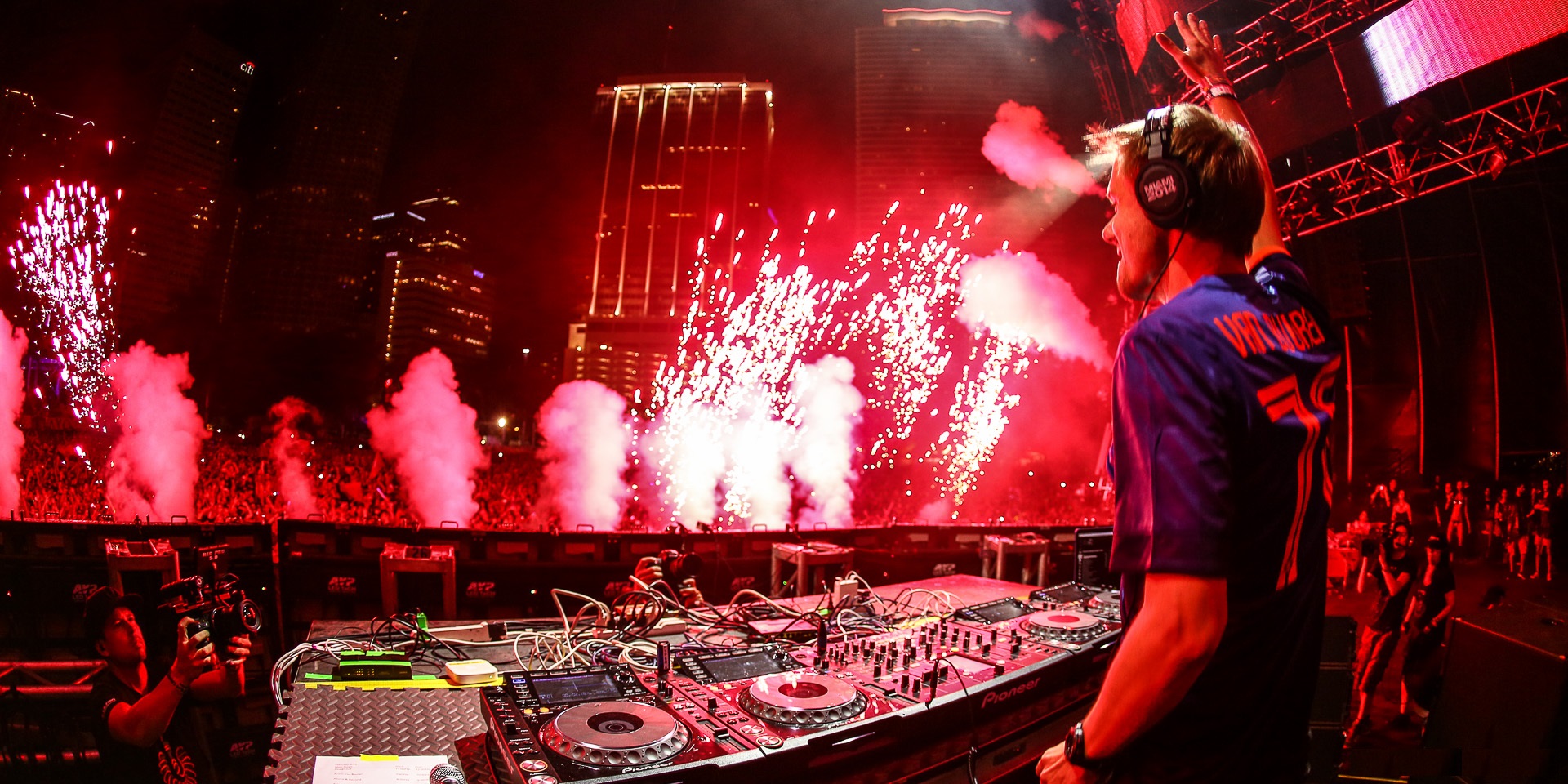 ΑΠΟΚΑΛΥΠΤΙΚΟ: O «ιπτάμενος» ολλανδός Armin Van Buuren, επιστρέφει στη Λάρνακα και ζωντανεύει ξανά το Παλιό Αεροδρόμιο (Όλες οι πληροφορίες)!