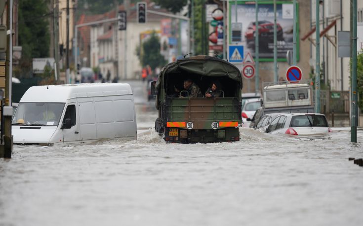 Τέσσερις νεκροί στη Γαλλία από τις πλημμύρες