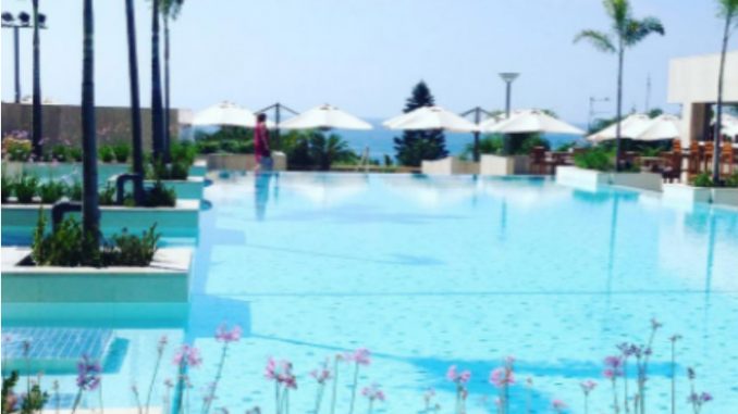 Ποια επώνυμη Κύπρια απολαμβάνει αυτή την πανέμορφη θέα;