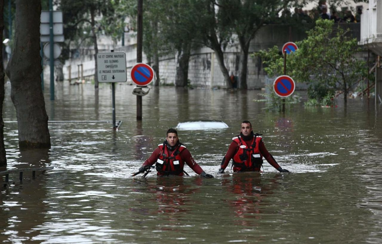 Υποχώρησε ελαφρά η στάθμη του Σηκουάνα, παραμένει σε συναγερμό το Παρίσι