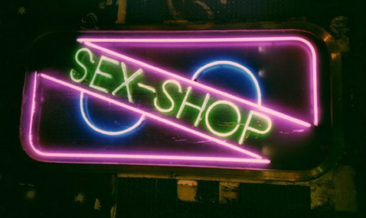 «Ντου» Αστυνομικών σε Sex Shops! Τι εντοπίστηκαν μετά από έρευνες σε Λεμεσό και Λάρνακα!