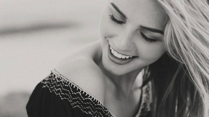 Απέκτησε λαμπερό χαμόγελο με τη βοήθεια του πορτοκαλιού
