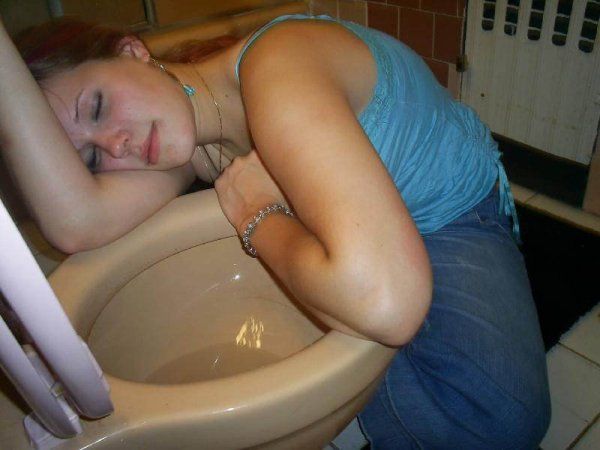 funny-fun-lol-drunk-girls-in-toilet-pics-images-photos-pictures-bajiroo-1.jpg