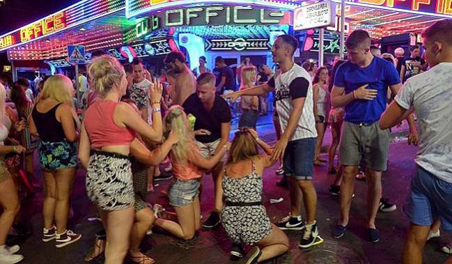 Όργια, ναρκωτικά και live sex shows: Εικόνες ντροπής και ξανά στο επίκεντρο η Αγία Νάπα (video)