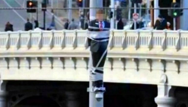 Κρέμασαν σε κολόνα πολιτικό που υπεξαίρεσε δημόσιο χρήμα!