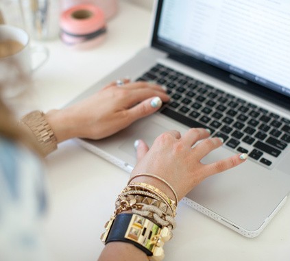 Blogger-Typing-on-MacBook-02-1-423×381.jpg