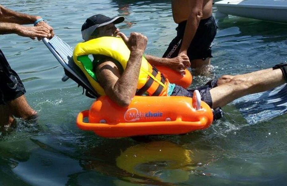 Ο κύριος Γιώργος χαίρεται τη θάλασσα μετά από 13 χρόνια χάρη στο ειδικό τροχοκάθισμα!