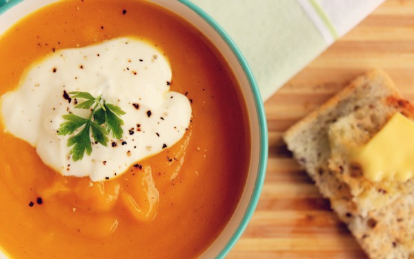 Light and tasty: Κολοκυθόσουπα βελουτέ με γιαούρτι από τη μαμά Γωγώ
