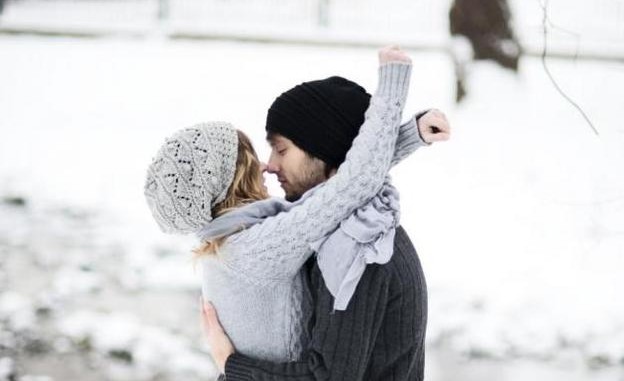 couple_snow_winter_hug_h_645_450-624×381.jpg